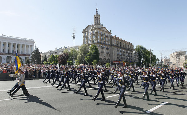 Soldaţi ucraineni mărşăluiesc în centrul Kievului în timpul festivităţilor ocazionate de Ziua Victoriei, 9 mai 2013.