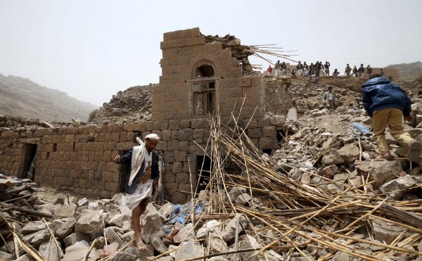 Locuinţă distrusă în capitala yemenită Sana’a de loviturile aeriene saudite. (Captură Foto)