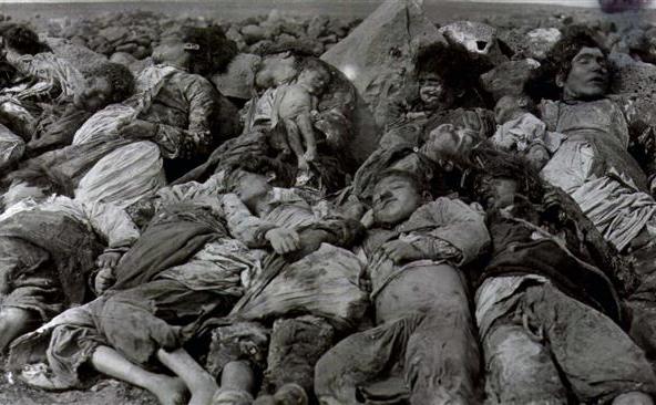 Tablou al Muzeului Genocidului din Armenia, ilustrând masacrul armenilor din timpul Primului Război Mondial