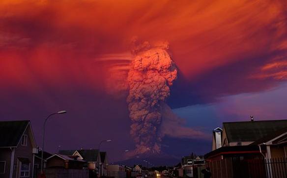 Vulcanul Calbuco văzut din oraşul Puerto Montt, 22 aprilie 2015.