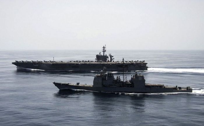Portavionul USS Theodore Roosevelt şi crucişătorul USS Normandy navighează prin Marea Arabă, 21 aprilie 2015.