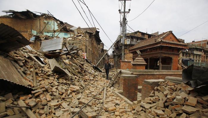 Un bărbat nepalez se plimbă printre dărâmăturile provocate de cutremurul de pământ în Bhaktapur.
