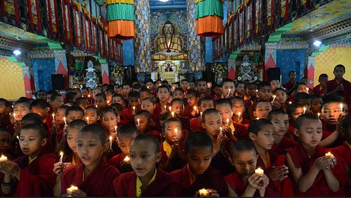 Călugări budişti novici nepalezi, care locuiesc în  mănăstirea Tergar din oraşul indian Bodhgaya, se roagă pentru victimele  cutremurului din Nepal.