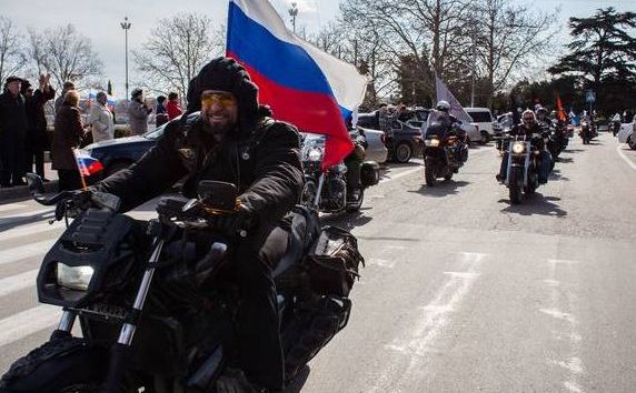 Lupii Nopţii în timpul sărbătoririi unui an de la anexarea peninsulei Crimeea de către Rusia.