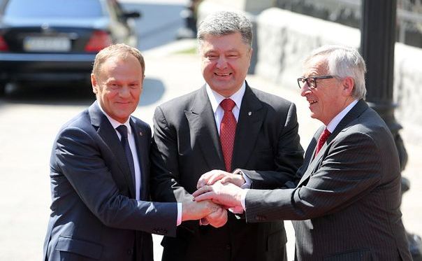 Preşedintele ucrainean Petro  Poroşenko (centru) pozează alături de  şeful comisiei europene  Jean-claude Juncker (dr) şi preşedintele  consiliului european Donald  Tusk înaintea întâlnirii lor din Kiev, 27  aprilie 2015.