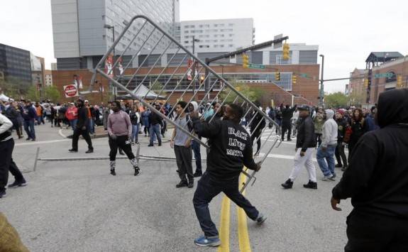 Scene din timpul revoltelor din Baltimore. (Captură Foto)