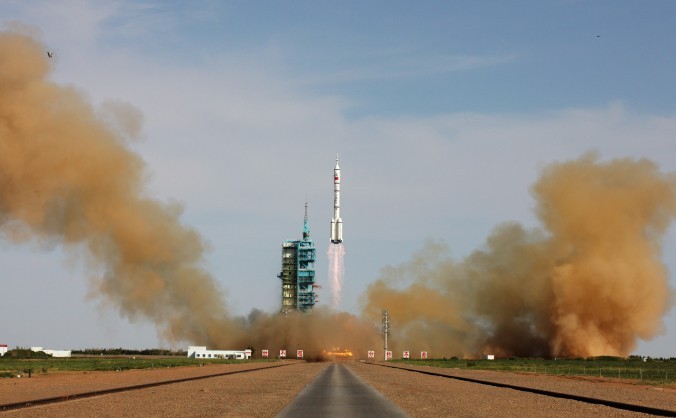 Racheta Long March 2F, care transportă nava spaţială  Shenzhou-10, decolează de la Centrul de Lansare Spaţială din Jiuquan,  provincia nord-vestică chineză Gansu, 11 iunie 2013. (ChinaFotoPress/Getty Images)