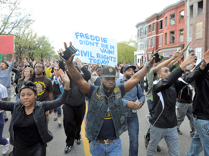 Manifestanţi pe străzile din Baltimore.
