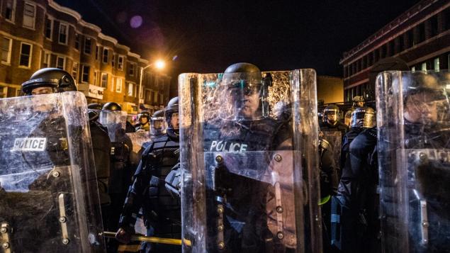 Poliţişti echipaţi şi pregătiţi să înfrunte manifestanţii din Baltimore.