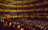 Spania: Prestigiosul Gran Teatre del Liceu din Barcelona a fost umplut de publicul spaniol care a participat la ultimul spectacol prezentat de Shen Yun în 25 aprilie 2015. (Epoch Times)