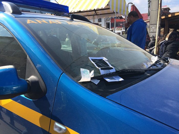 Maşină ANAF la Vama  Veche, "ofensată" de vamaioţi, care au pus bani şi plicuri cu înştiinţări de plata sub ştergatoare, 1 mai 2015.