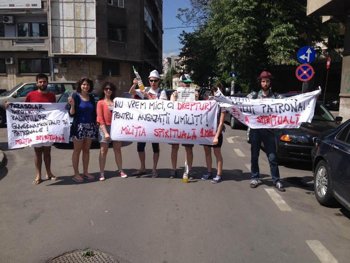 Activişti luaţi pe sus de jandarmi de lângă Guvern, 1 Mai 2015.