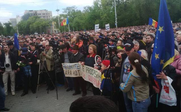 Zeci de mii de moldoveni protestează la Chişinău contra actualei guvernări, 3 mai 2015.