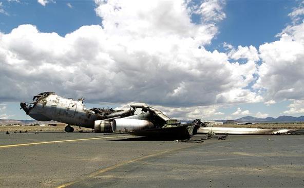 Rămăşiţele  unui avion de luptă yemenit distrus în 4 mai 2015 de un atac aerian  saudit asupra aeroportului internaţional din Sana’a. (Captură Foto)