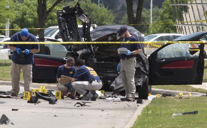 Poliţia locală şi  investigatorii FBI adună dovezi la scena unui atac armat comis de doi  bărbaţi împotriva unui concurs de caricaturi cu Profetul Mahomed în  Texas, 3 mai 2015.