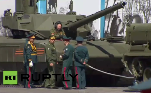Tanc T14 se strică în timpul repetiţiei paradei de 9 mai, Moscova, 7 mai 2015