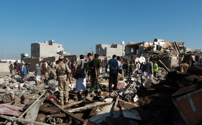 Clădiri distruse de loviturile aeriene saudite în capitala yemenită Sana’a. (Captură Foto)