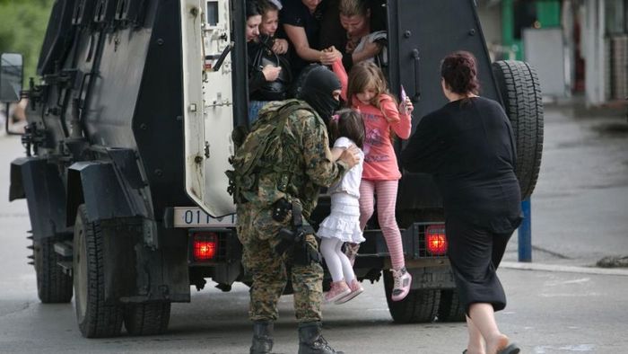 Oamenii sunt evacuaţi de la scena unor lupte dintre  poliţişti şi presupuşi terorişti în oraşul Kumanovo din nordul  Macedoniei, 9 mai 2015.