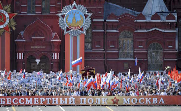 Zeci de mii de oameni participă la marşul “Regimentul Nemuritorilor” în Moscova, 9 mai 2015.