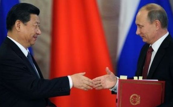 Preşedintele chinez Xi Jinping (st) şi omologul său rus Vladimir Putin.