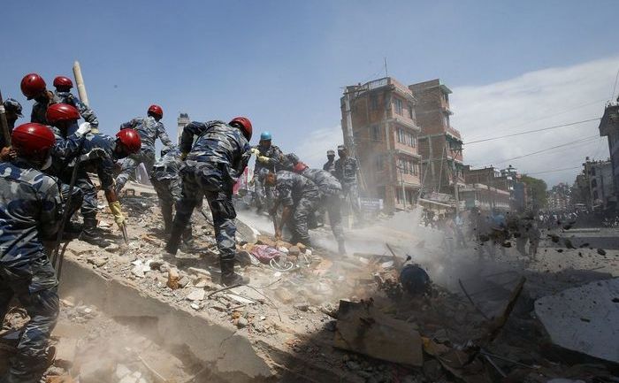 Ofiţerii  de poliţie caută supravieţuitori printre casele prăbuşite în Kathmandu  în urma unui nou cutremur de pământ care a lovit Nepalul, 12 mai 2015. 
