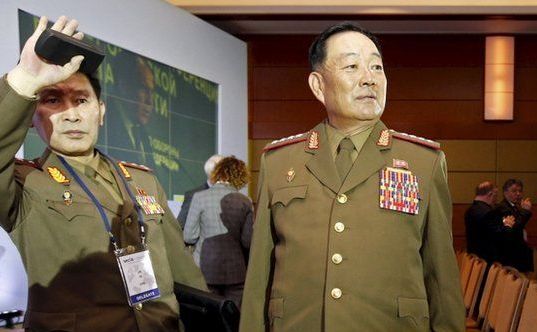 Fostul ministru nord-coreean al apărării, Hyon Yong Chol (dreapta). (Captură Foto)