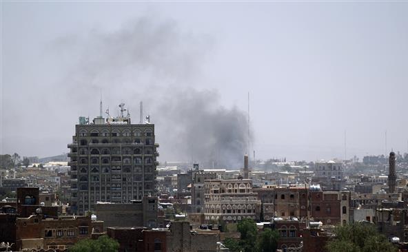 Fumul se ridică deasupra capitalei yemenite Sana’a după un atac aerian saudit, 12 mai 2015. (Captură Foto)