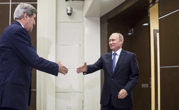Secretarul de stat american John Kerry (st) dă mâna cu preşedintele rus Vladimir Putin în Soci, 12 mai 2015. (Captură Foto)