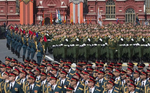 Soldaţi ai armatei ruse mărşăluiesc în Piaţa Roşie în 9 mai 2015.