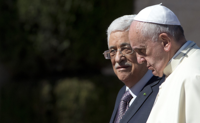 Papa Francisc (dr) alături de preşedintele Autorităţii Palestiniene Mahmoud Abbas în Betleem, 25 mai 2014.