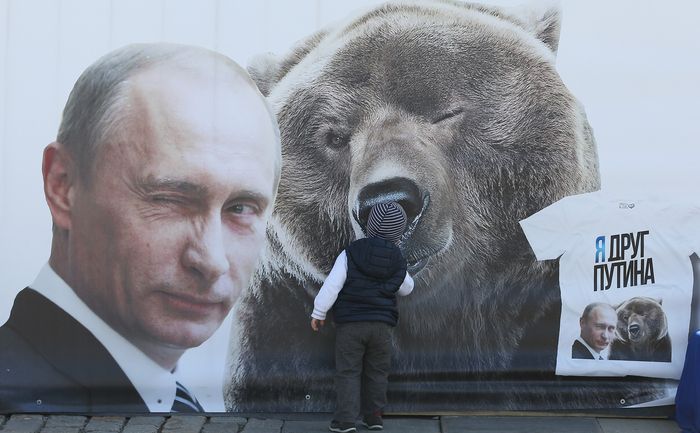 
Vladimir Putin, împreună cu un urs, pe un afiş naţionalist din Rusia

