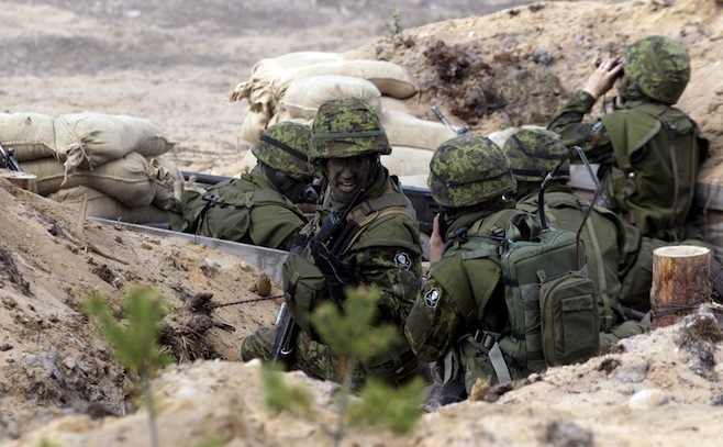 Soldaţi estonieni participă în 2015 la exerciţiile militare “Hedgehog” ale NATO, la poligonul de trageri Tapa din Estonia. 