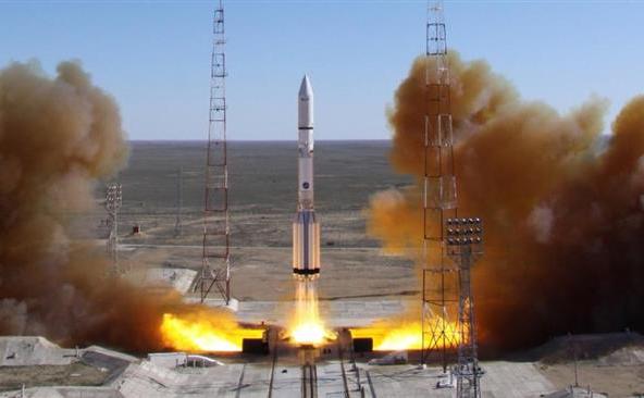 O rachetă rusească Proton decolează de pe o rampă de lansare la cosmodromul Baikonur din Kazahstan în 28 aprilie 2014.