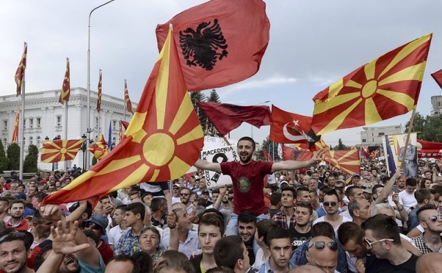 Manifestanţii flutură steaguri macedonene şi albaneze în timpul unui miting anti-guvern în Skopje, Macedonia, 17 mai 2015. (Captură Foto)