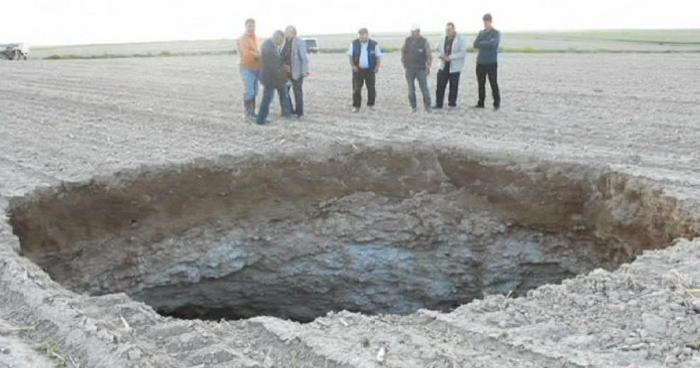 Dolină uriaşă apărută în Turcia, sperie localnicii (Captură)