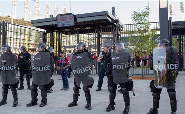 Forţele  de ordine stau de pază în timpul demonstraţiilor declanşate în 23 mai  2015 în Cleveland de achitarea unui ofiţer de poliţie alb pentru  uciderea a doi americani de culoare în 2012. (Captură Foto)