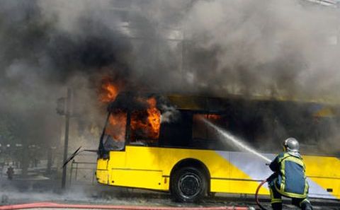 Troleibuz incendiat de manifestanţi antisistem în Atena, 23 mai 2015.