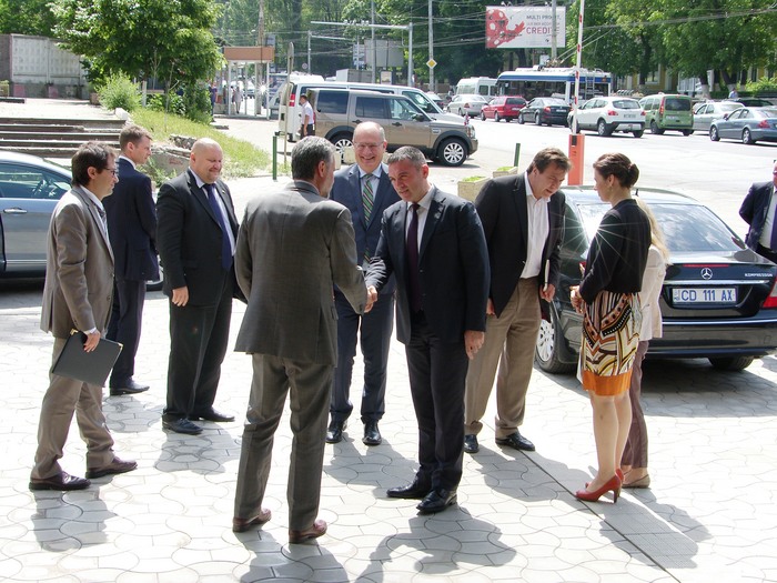 Viorel Chetraru, directorul CNA, împreună cu mai mulţi ambasadori şi reprezentanţi ai corpului diplomatic acreditaţi la Chişinău