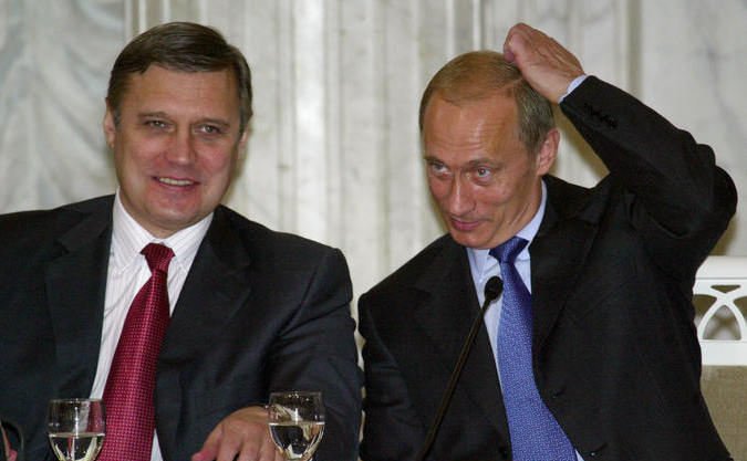 Mihail Kasianov (S) împreună cu Vladimir Putin în 2003. 
