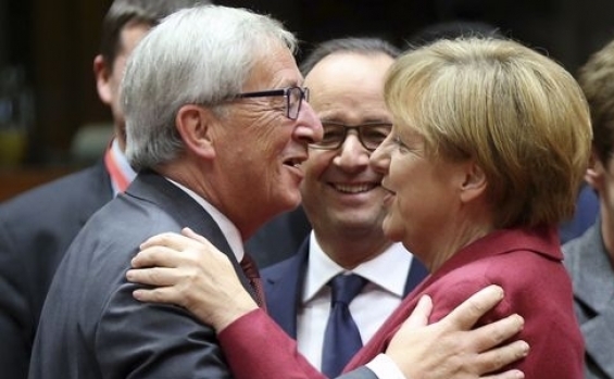 Şeful  Comisiei Europene Jean-Claude Juncker (st), cancelarul german Angela  Merkel (dr) şi preşedintele francez Francois Hollande (în centru).