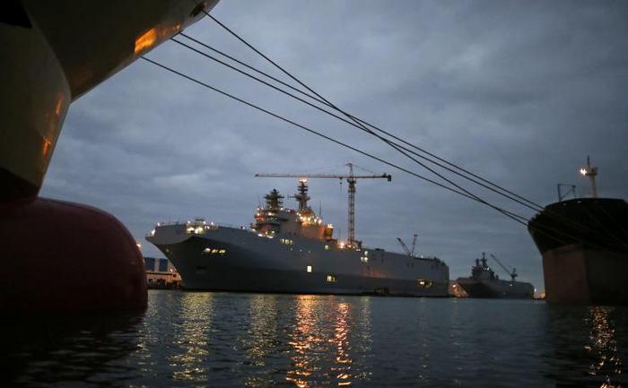 Nava Sevastopol din clasa Mistral (st) şi geamăna ei Vladivostok sunt văzute pe şantierul naval STX Les Chantiers de l'Atlantique din Saint-Nazair, vestul Franţei, 23 decembrie 2014.