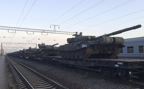 Un convoi de tancuri ruseşti staţionează în gara oraşului rusesc Matveev Kurgan, în apropiere de graniţa cu Ucraina.