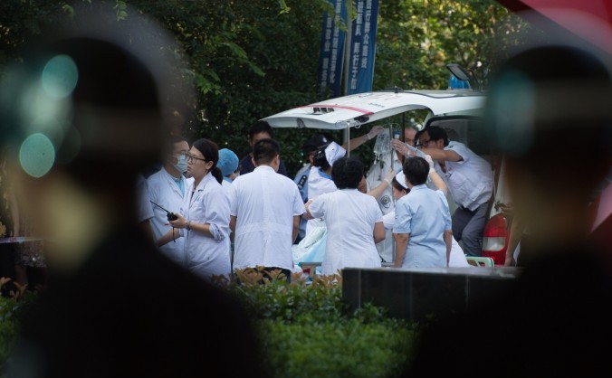 În această poză medici şi infirmiere acordă prim ajutor unei persoane rănite de o explozie, China, 2 august 2014. 