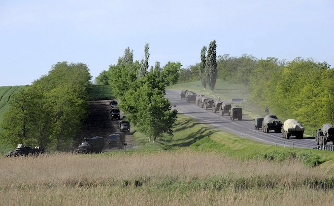 Vehicule  militare ruseşti se deplasează pe un drum în apropiere de oraşul  Matveev Kurgan, sudul Rusiei, în apropiere de graniţa cu Ucraina.