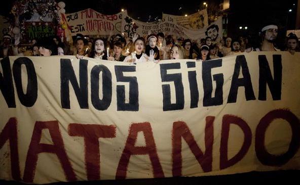 Manifestanţii cer o reformă a sistemului de învăţământ în Santiago, Chile, 28 mai 2015.