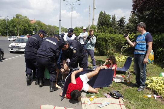 Activişti luaţi pe sus de lângă Guvern, 1 mai 2015. (Facebook)