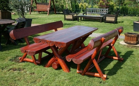 Bănci din lemn rotund (Facebook)