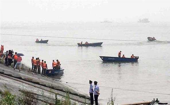 Echipele de salvare chineze se îndreaptă către supravieţuitorii unei ambarcaţiuni cu pasageri care s-a scufundat în Râul Yangtze în 1 iunie 2015.