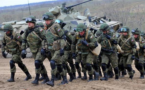 Soldaţi ruşi participă la exerciţii militare în poligonul Sernovodski, în apropiere de graniţa cu Cecenia, 19 martie 2015. (Captură Foto)
