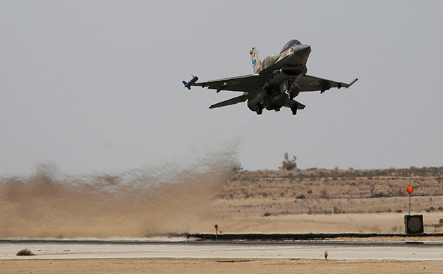 Un avion de luptă F-16 al forţelor aeriene israeliene.